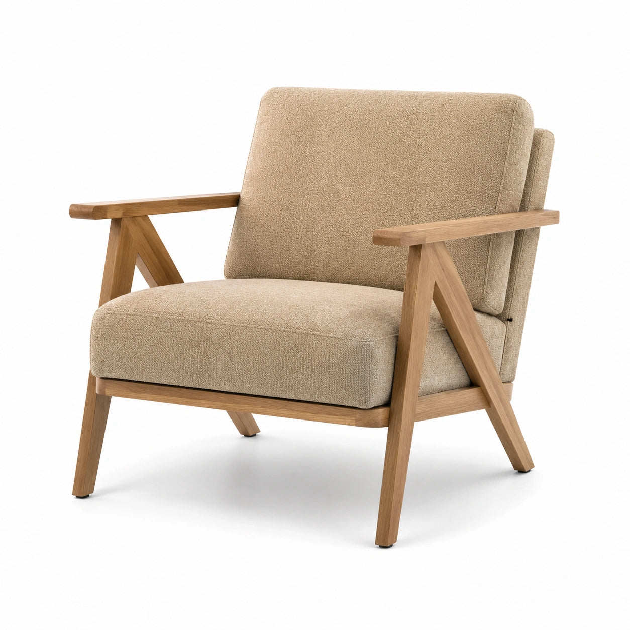 Sillón de madera con cojín de lino beige