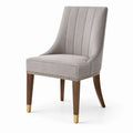 Silla de comedor gris con patas de madera y detalles metálicos